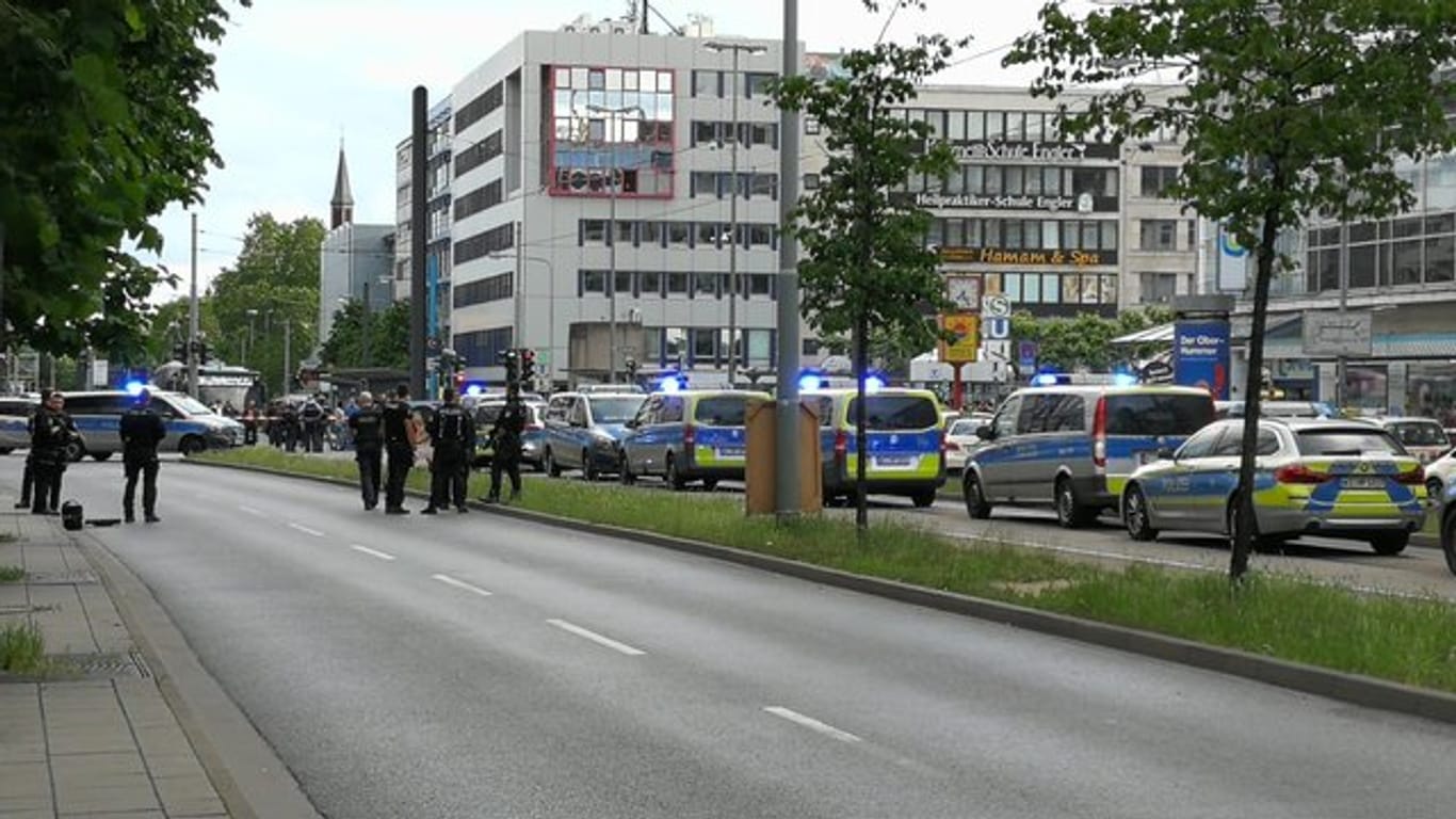 Polizisten und Zahlreiche Streifenwagen stehen auf einer Straße in der Innenstadt von Frankfurt.