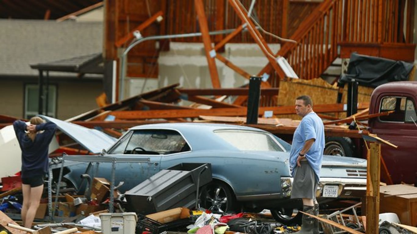 Nichts ist wie zuvor: Dieser Mann und seine Frau inspizieren Schaden an ihrem Haus in der Nähe von Lawrence, nachdem der Tornado hier wütete.
