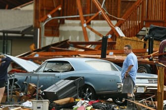 Nichts ist wie zuvor: Dieser Mann und seine Frau inspizieren Schaden an ihrem Haus in der Nähe von Lawrence, nachdem der Tornado hier wütete.