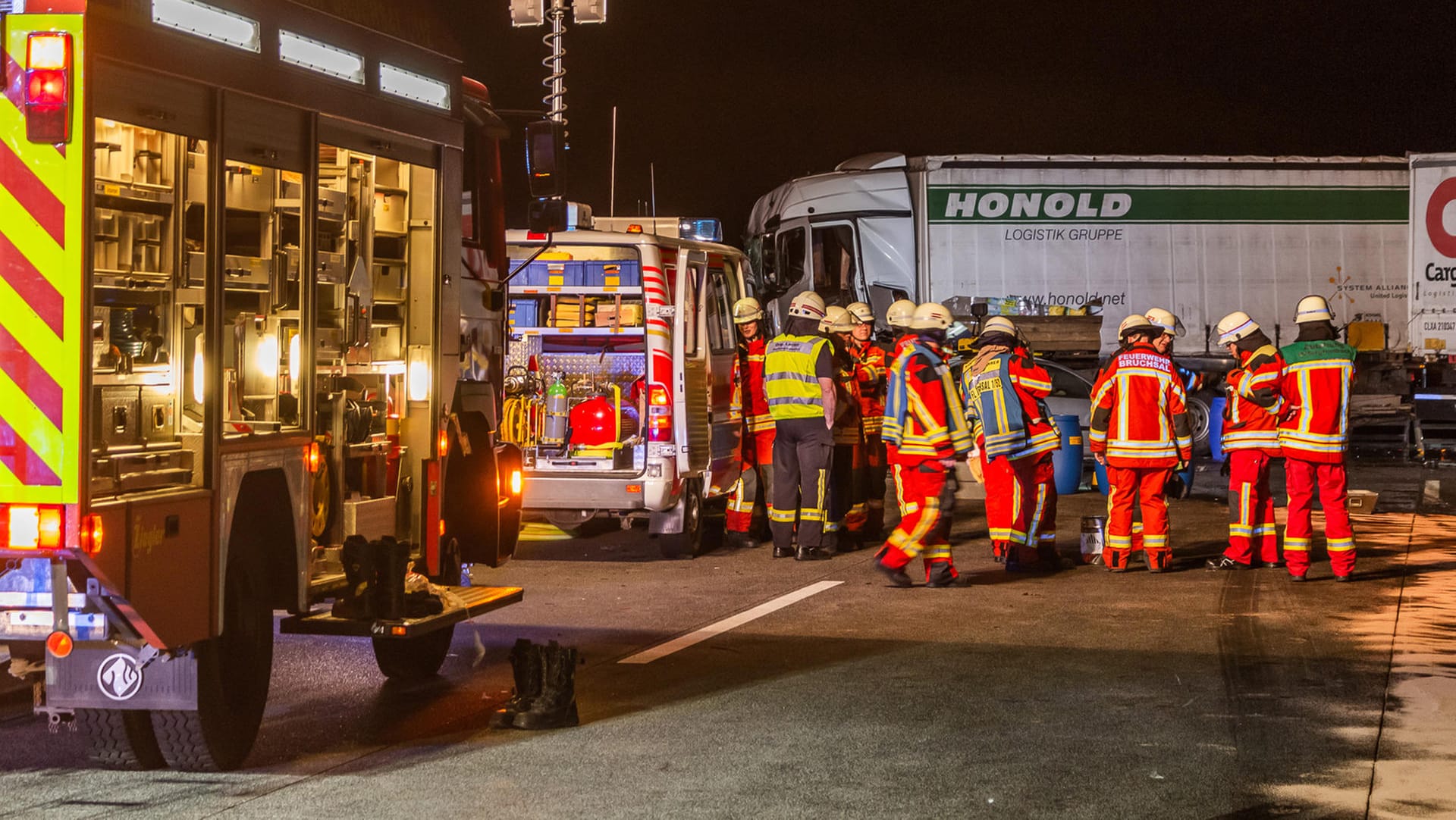 Bergungsarbeiten auf der A5 bei Bruchsal: Nach einem Unfall war die Autobahn in Richtung Süden voll gesperrt.