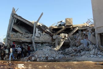 Zerstörtes Krankenhaus in der Provinz Idlib (Archivbild): Im Nordwesten Syriens sind bei Luftangriffen mindestens 27 Zivilisten getötet worden.