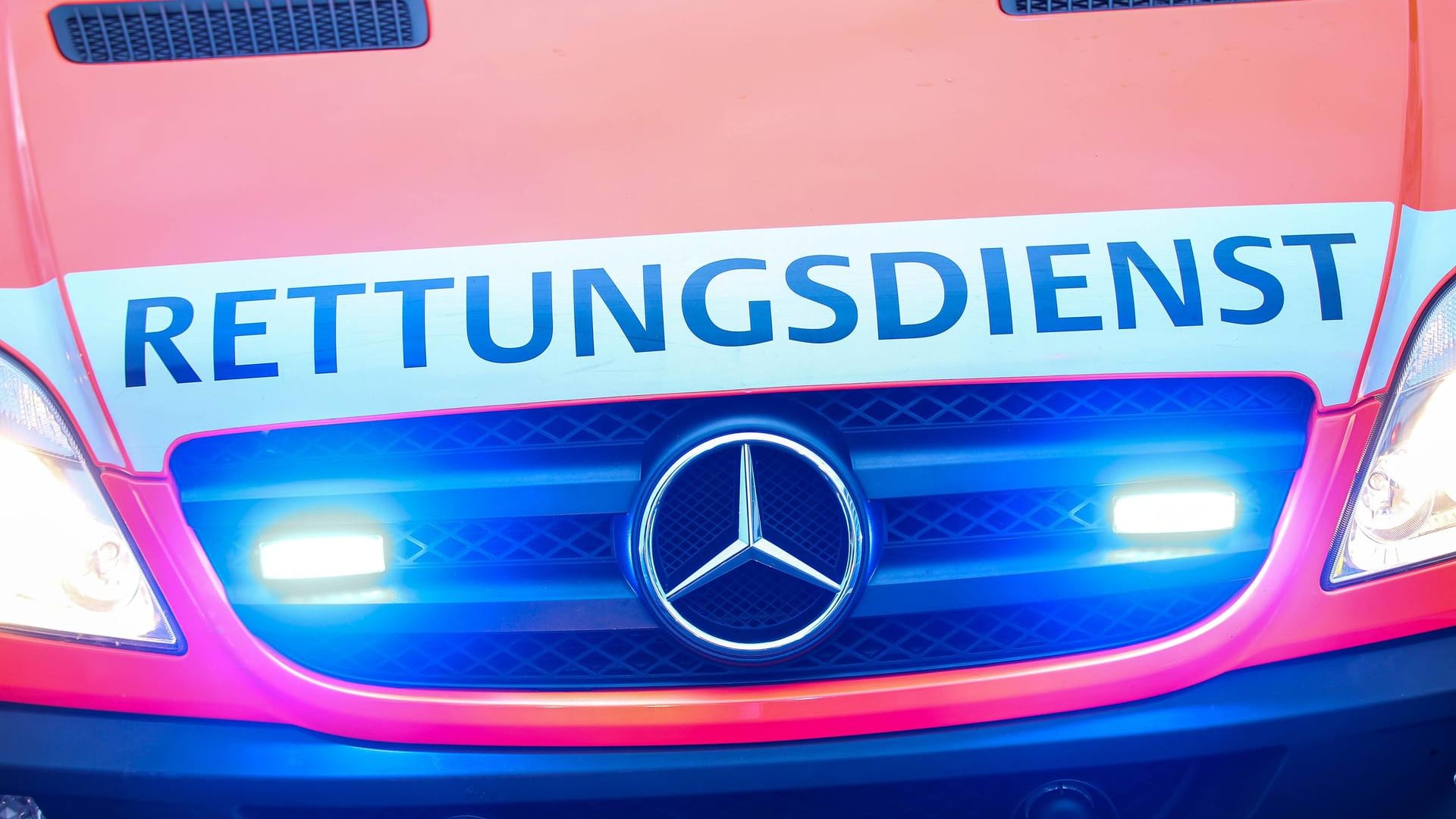 Rettunsgwagen mit Blaulicht: Nach der Attacke des 18-Jährigen musste der 54-Jährige schwer verletzt ins Krankenhaus. (Symbolfoto)