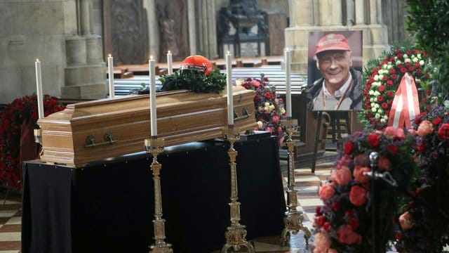 Zahlreiche Menschen nutzten die Möglichkeit, der Formel-1-Legende Niki Lauda im Wiener Stephansdom die letzte Ehre zu erweisen.