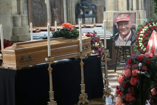 Zahlreiche Menschen nutzten die Möglichkeit, der Formel-1-Legende Niki Lauda im Wiener Stephansdom die letzte Ehre zu erweisen.