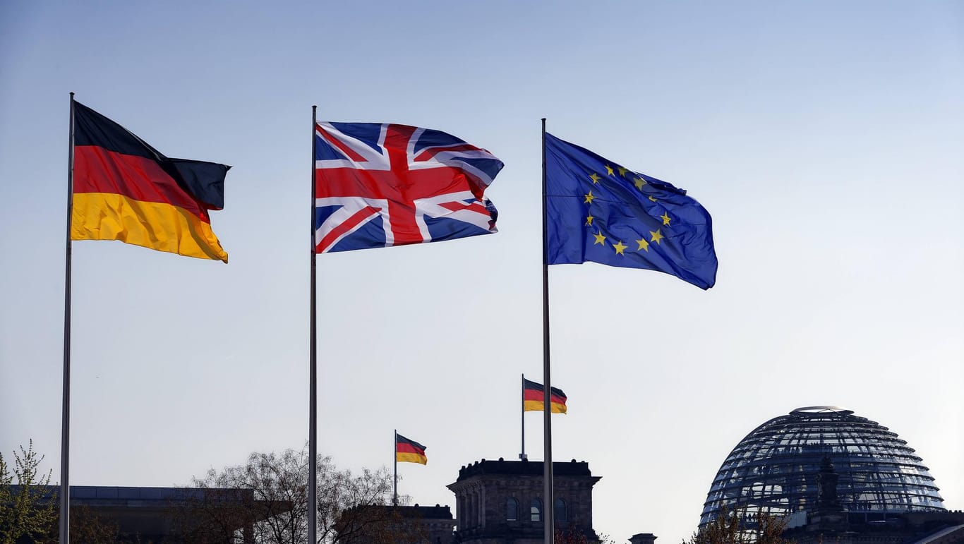 Flaggen von Deutschland, Großbritannien und der EU (Symbolbild): Weniger Briten lassen sich in Deutschland einbürgern.