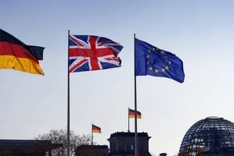 Flaggen von Deutschland, Großbritannien und der EU (Symbolbild): Weniger Briten lassen sich in Deutschland einbürgern.