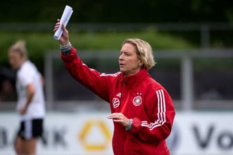 Bundestrainerin Martina Voss-Tecklenburg bestreitet die WM-Generalprobe mit ihrem Team gegen Chile.