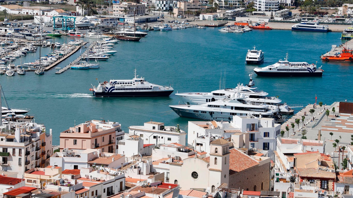 Blick auf den Hafen von Ibiza: Promis halten sich oft in einer der Luxusjachten auf, die unterhalb der festungsartigen Altstadt von Ibiza-Stadt im Hafen ankern.