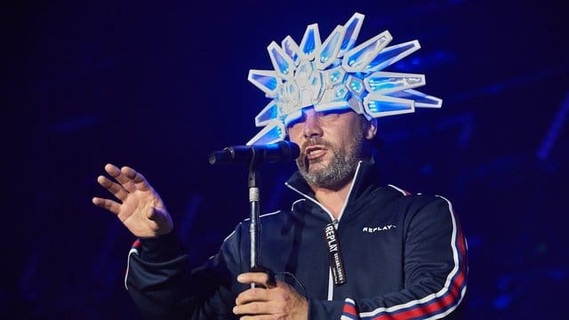 Jay Kay steht auf wilde Kopfbedeckungen.