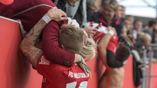 Ingolstadts Sonny Kittel wird nach dem Abstieg getröstet.