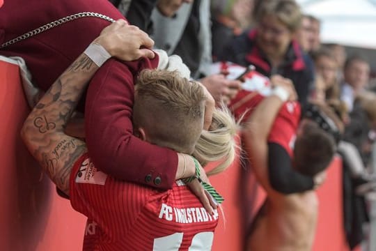 Ingolstadts Sonny Kittel wird nach dem Abstieg getröstet.