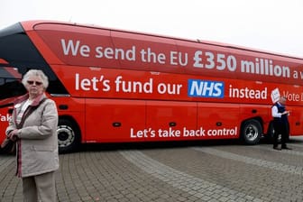 Auf diesem Bus von Johnsons "Vote Leave"-Kampagne wurde eine völlig übertriebene Summe genannt, die die Briten angeblich an die EU zahlen.