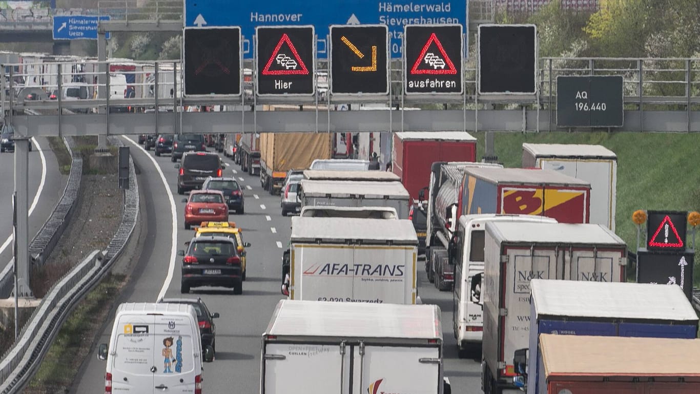 Stau auf der A2: Nach einem Unfall wurde die Autobahn Richtung Hannover voll gesperrt. (Archivbild)