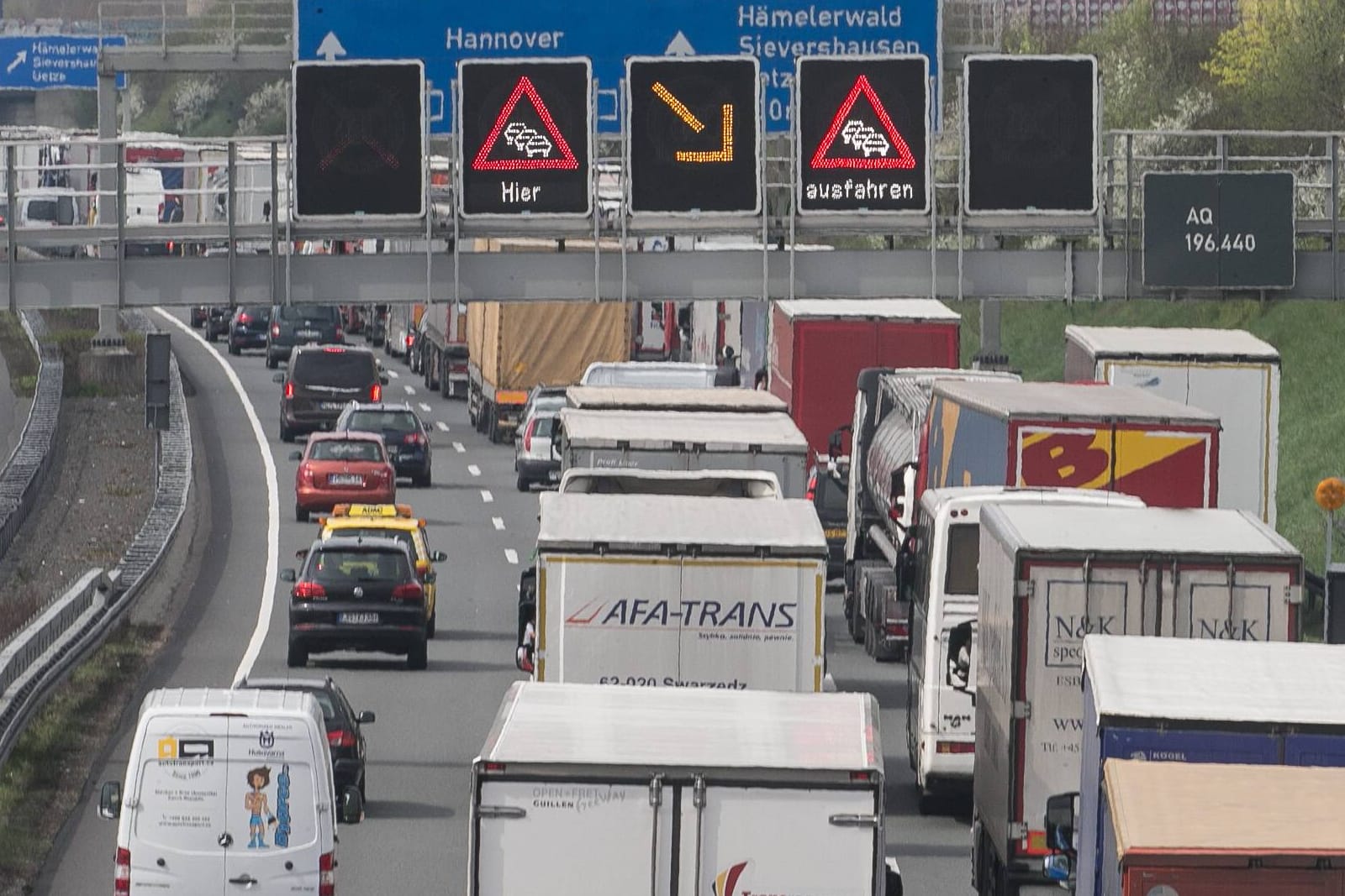 Stau auf der A2: Nach einem Unfall wurde die Autobahn Richtung Hannover voll gesperrt. (Archivbild)