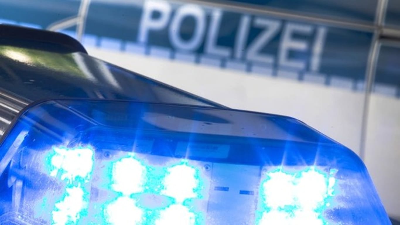Ein Blaulicht eines Polizeiwagens (Symbolbild): In Köln wurde eine 79-jährige Frau tot in ihrem Haus aufgefunden.