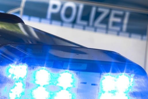 Ein Blaulicht eines Polizeiwagens (Symbolbild): In Köln wurde eine 79-jährige Frau tot in ihrem Haus aufgefunden.