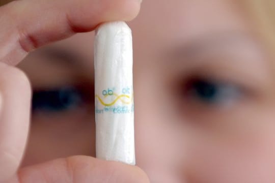 Die Petition kritisiert, dass für Tampons, Binden und Menstruationstassen der normale Mehrwertsteuersatz von 19 Prozent gilt - und nicht der ermäßigte von sieben Prozent.