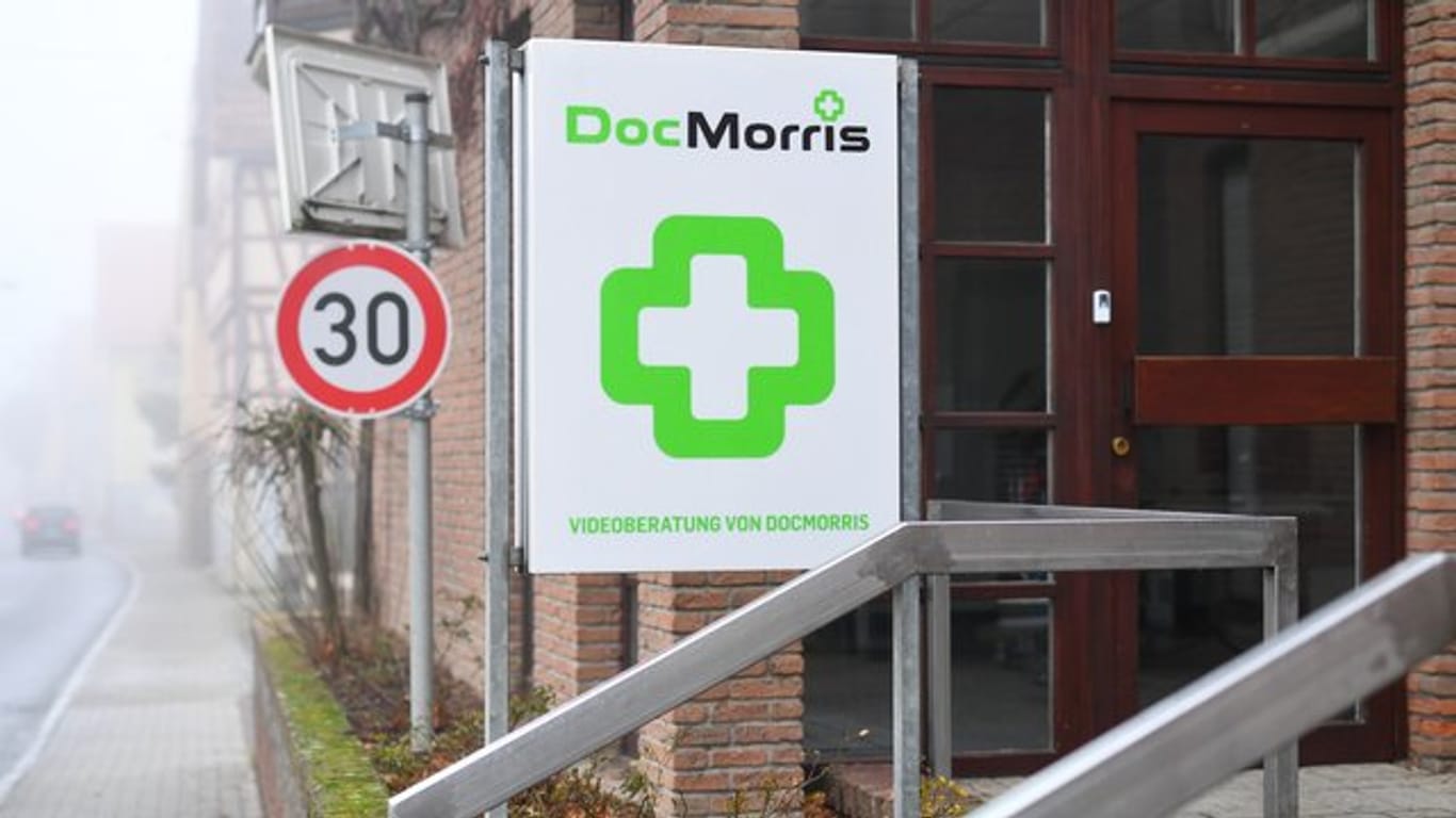 Der von DocMorris betriebene Aothekenautomat in Hüffenhardt (Baden-Württemberg) verstößt gegen das Arzneimittelgesetz, so das Oberlandesgericht (OLG) Karlsruhe.