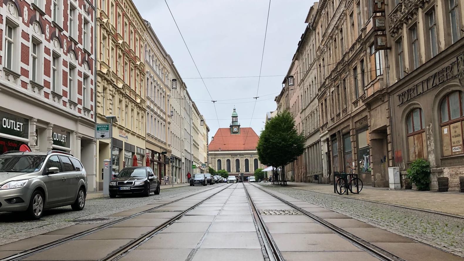 Vom Bahnhof zur Stadtmitte: Altbauten so weit das Auge reicht.