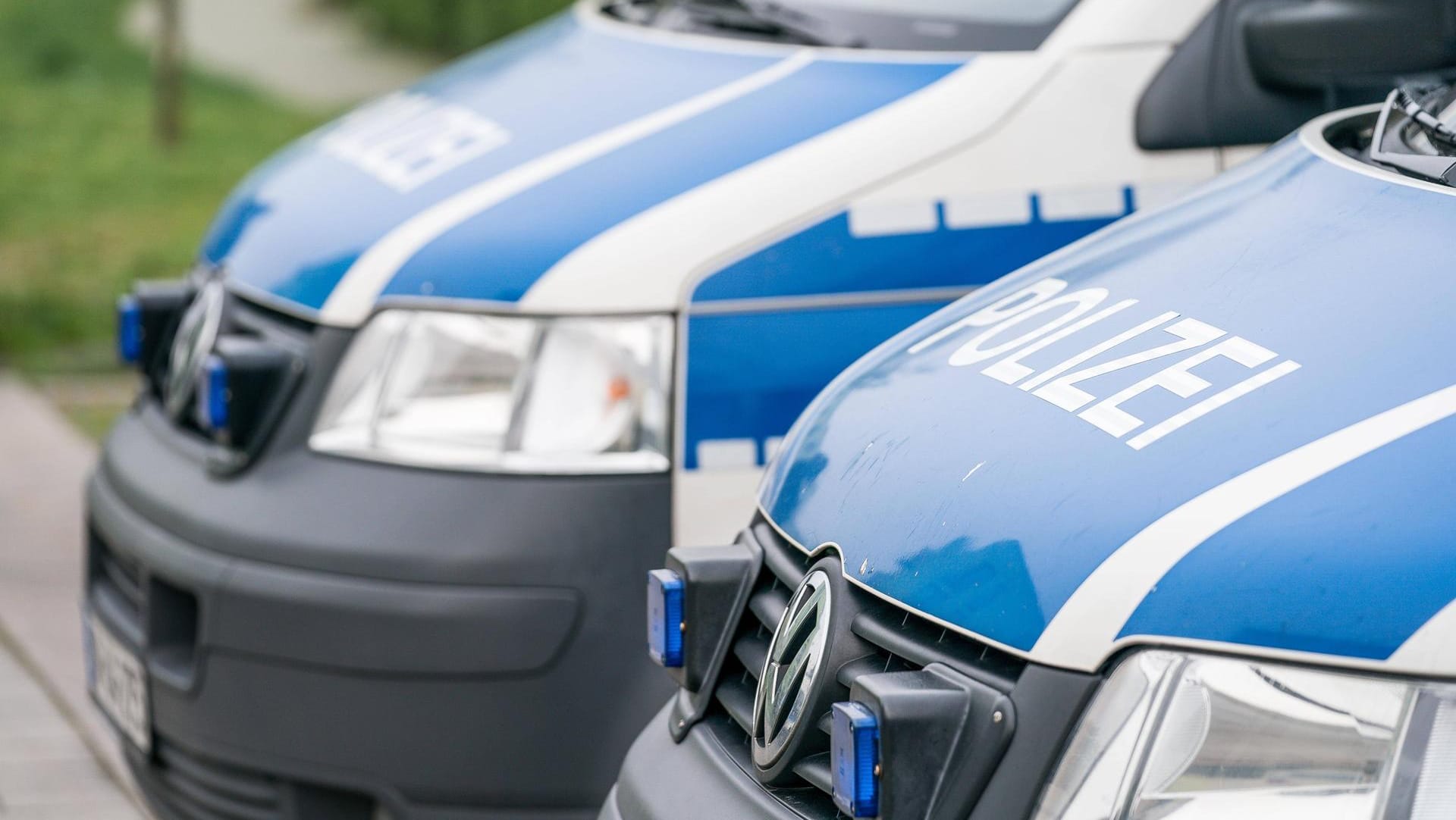 Einsatzfahrzeuge der Polizei NRW: Im sauerländischen Winterberg hat ein Mann eine Grundschullehrerin bedroht. (Symbolfoto) Einsatzfahrzeuge der Polizei NRW: Im sauerländischen Winterberg hat ein Mann eine Grundschullehrerin bedroht. (Symbolfoto)