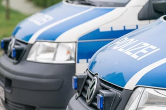Einsatzfahrzeuge der Polizei NRW: Im sauerländischen Winterberg hat ein Mann eine Grundschullehrerin bedroht. (Symbolfoto)