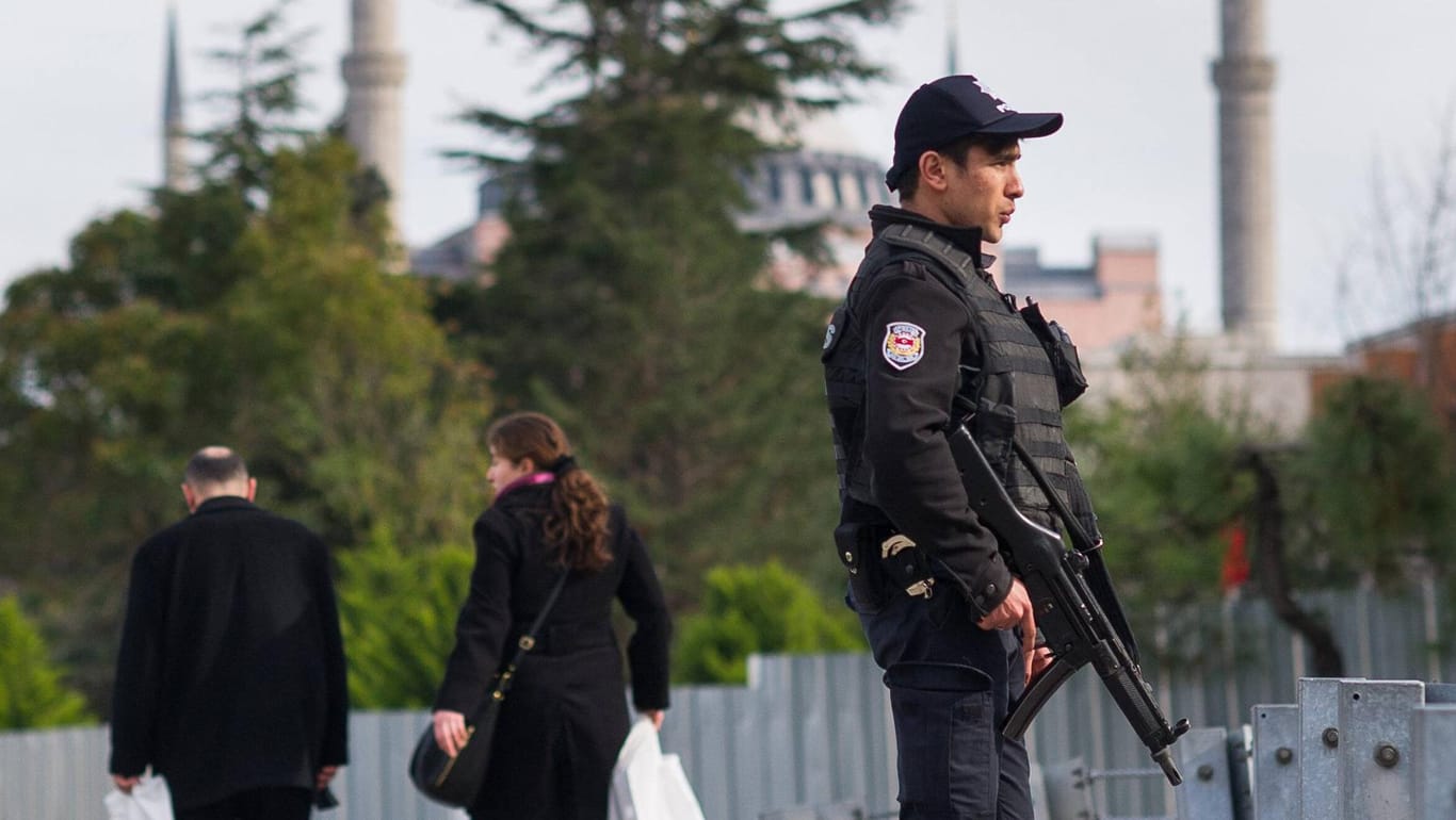 Bewaffneter Polizist in Istanbul: Bei Razzien in den Provinzen Istanbul, Mugla, Balikesir und Canakkale wurden 25 Verdächtige gefasst. (Archivbild)