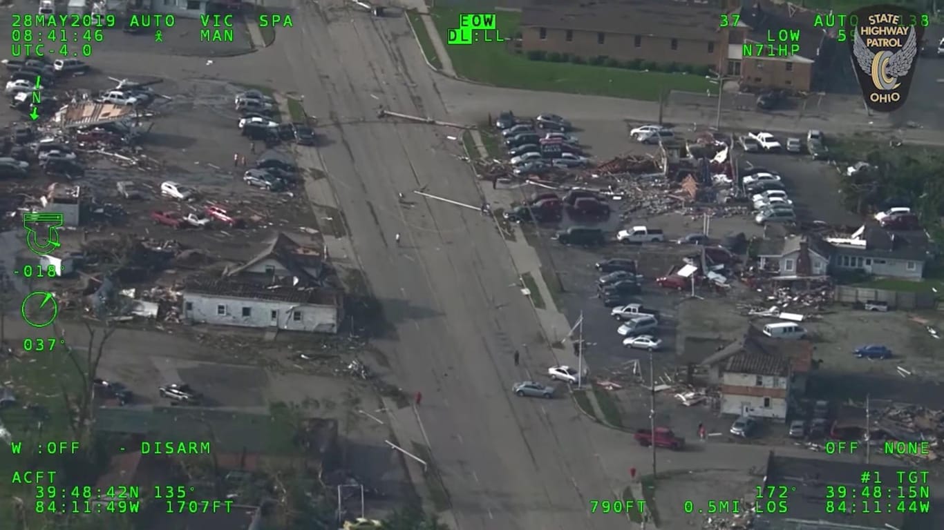 Blick aus dem Helikopter: Zerstörte Gebäude und Autos nach einer Reihe von Tornados, die durch die Straßen von Dayton, Ohio, fegten.