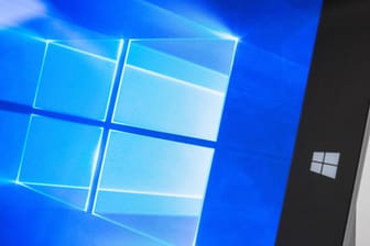 Ein Foto von einem Rechner mit Windows 10 (Symbolbild): Mit dem Update-Assistenten können Sie sich die neue Windows-10-Version manuell holen.