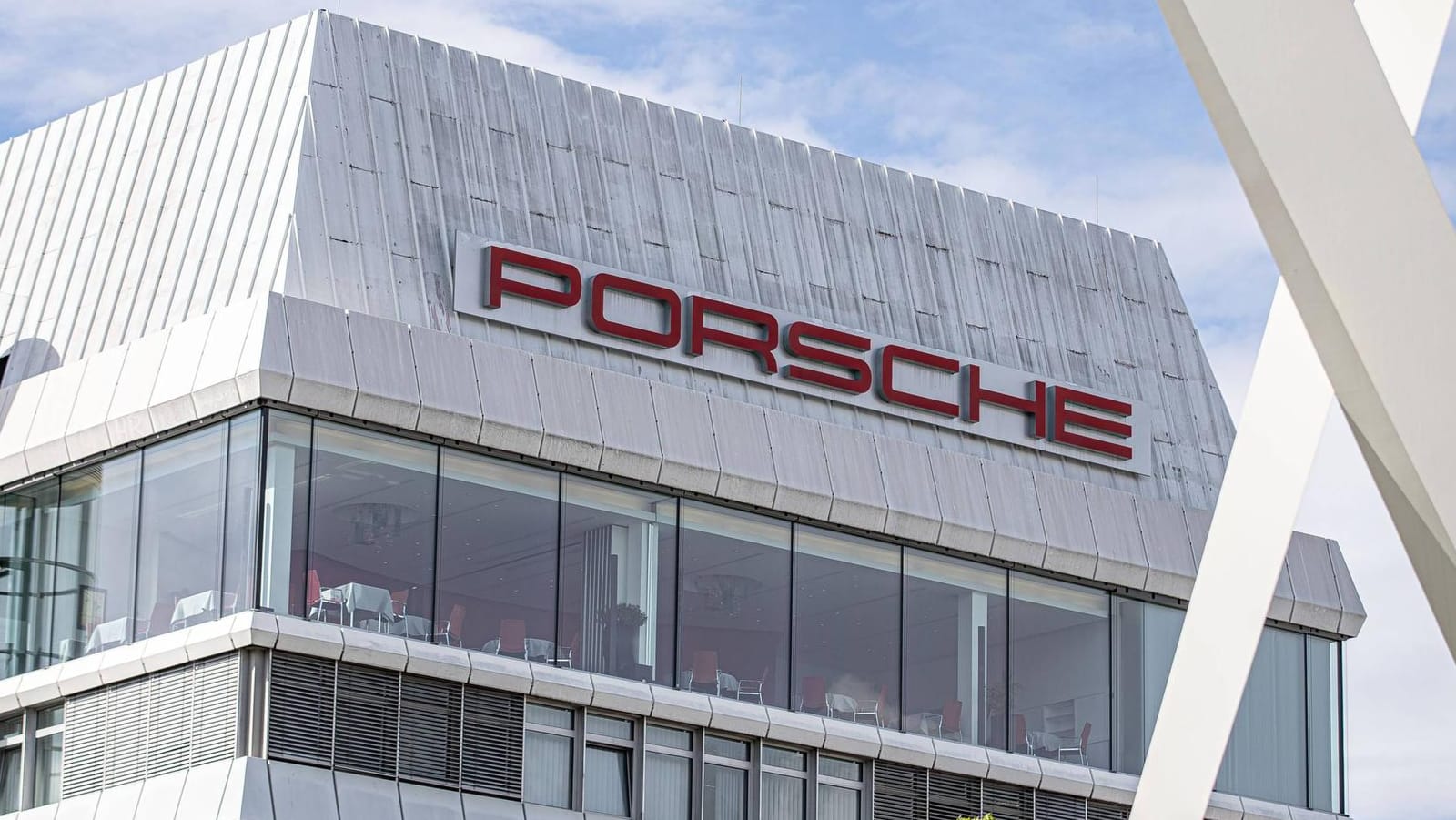 Porschezentrale in Stuttgart: Die Staatsanwaltschaft ermittelt zurzeit gegen die Porsche AG wegen des Verdachts auf Steuerhinterziehung.