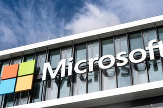 Das Logo von Microsoft ist an der Fassade der Microsoft-Deutschland-Zentrale in München zu sehen: Der Konzern hat erstmals öffentlich über sein neues Betriebssystem gesprochen.
