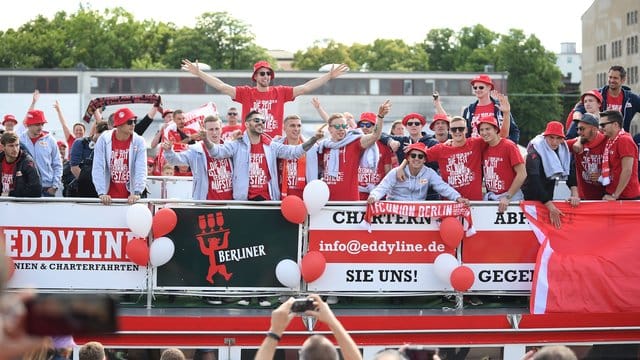 Die Union-Spieler am Bord der "Viktoria" auf dem Weg nach Köpenick.
