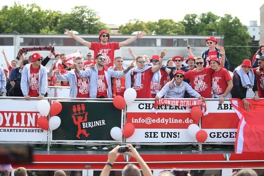 Die Union-Spieler am Bord der "Viktoria" auf dem Weg nach Köpenick.