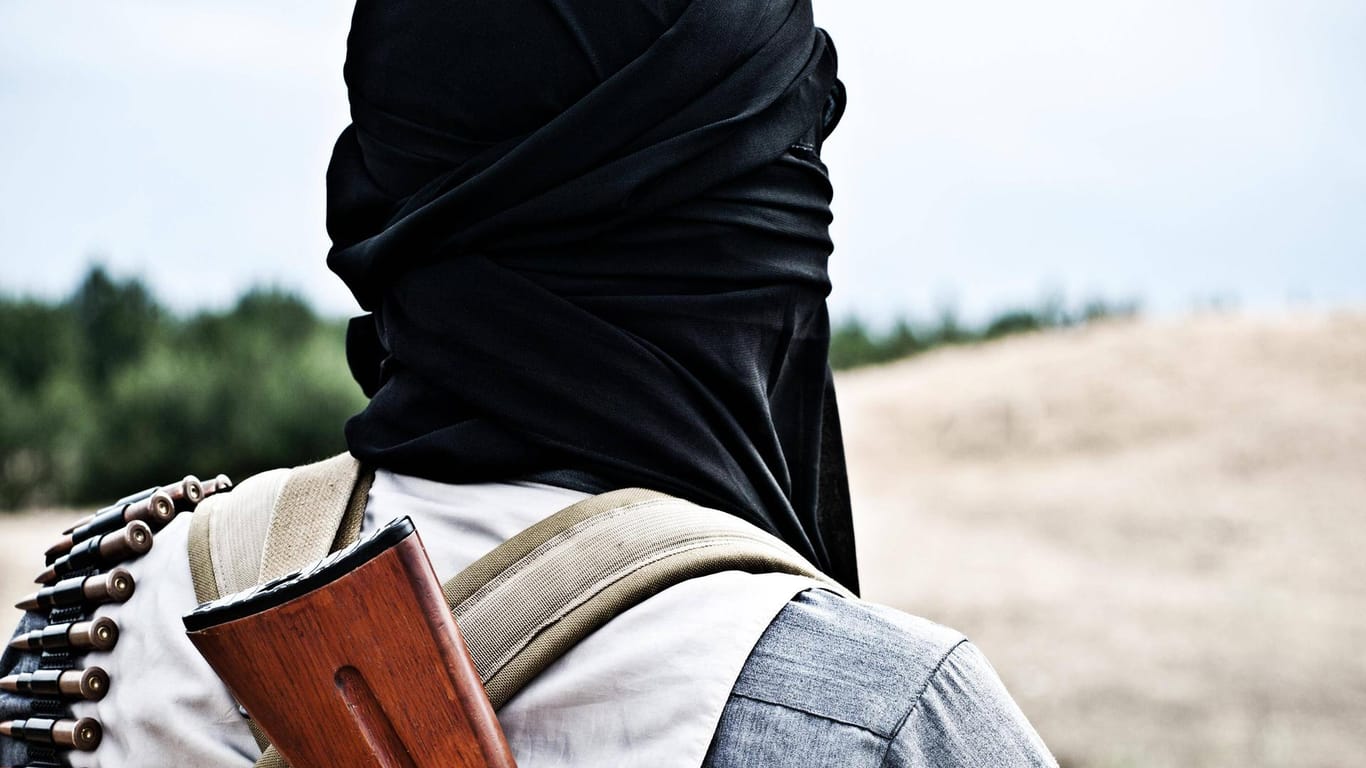 Militant mit Gewehr: Im Irak ist ein weiterer Franzose wegen Mitgliedschaft beim sogenannten Islamischen Staat zum Tode verurteilt worden. (Symbolbild)