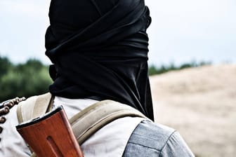 Militant mit Gewehr: Im Irak ist ein weiterer Franzose wegen Mitgliedschaft beim sogenannten Islamischen Staat zum Tode verurteilt worden. (Symbolbild)