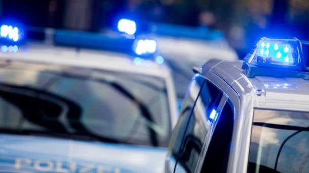 Blaulichter der Polizei: Ein Jugendlicher ist mit einem gestohlenen Fahrzeug vor der Polizei bis über die Grenze nach Österreich geflohen. (Symbolbild)