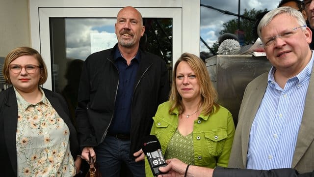 Die Grünen Alexandra Werwath (l)und Maike Schaefer treffen sich mit den CDU-Männern Carsten Meyer-Heder (2.