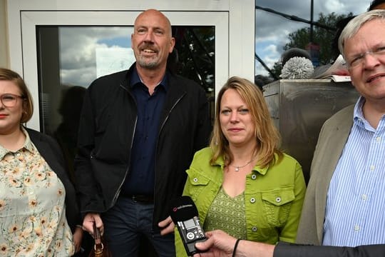 Die Grünen Alexandra Werwath (l)und Maike Schaefer treffen sich mit den CDU-Männern Carsten Meyer-Heder (2.