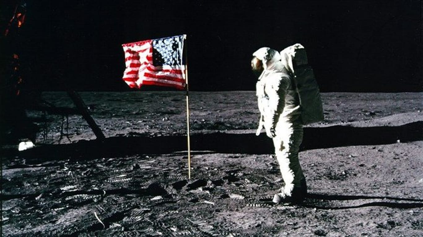 Apollo 11-Astronaut Edwin "Buzz" Aldrin steht neben der US-Flagge auf dem Mond.