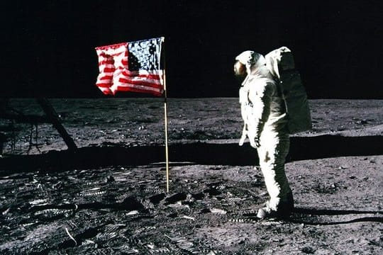 Apollo 11-Astronaut Edwin "Buzz" Aldrin steht neben der US-Flagge auf dem Mond.