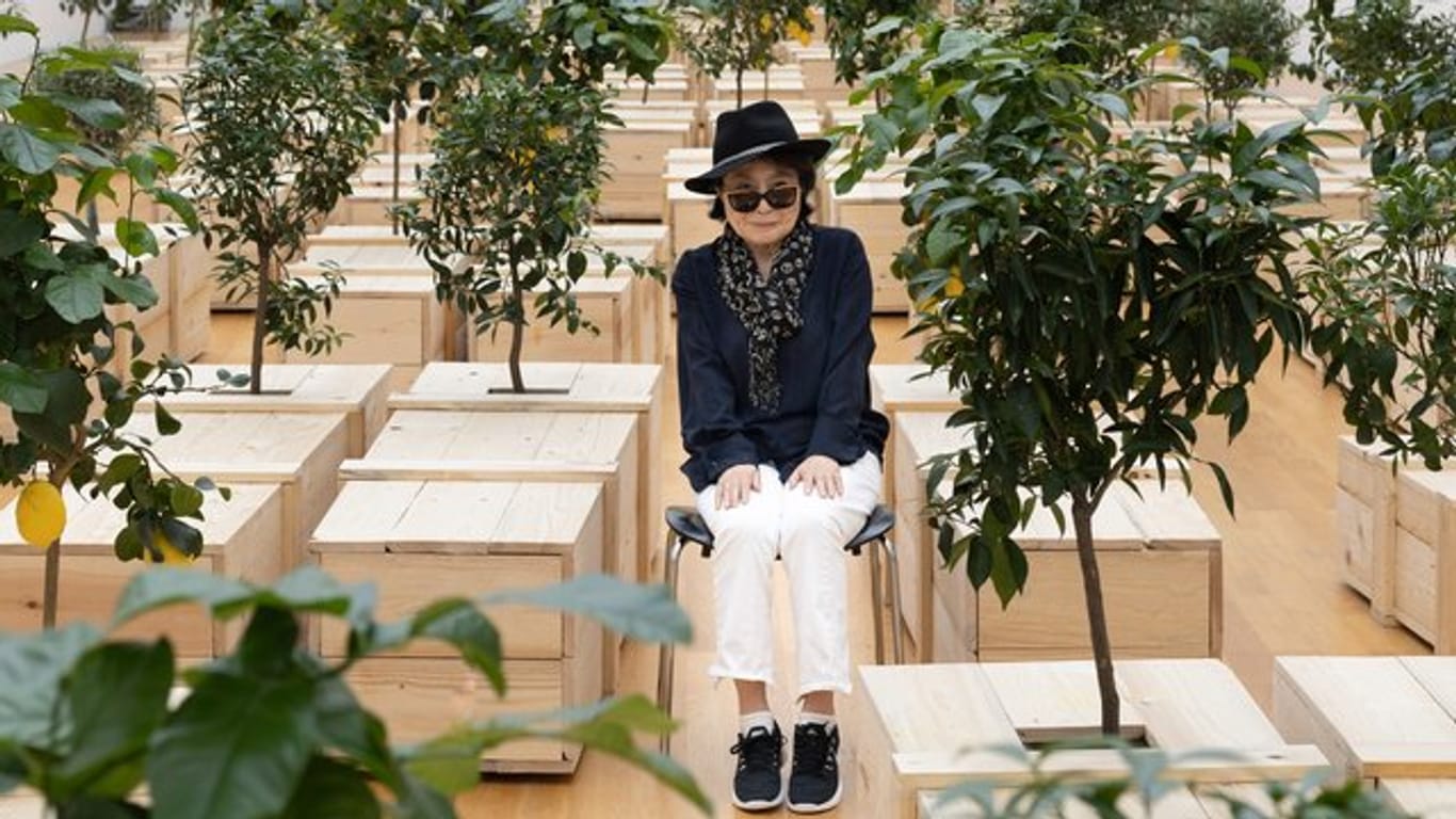 Die Künstlerin Yoko Ono besucht ihre Ausstellung "Peace is Power" in Leipzig.