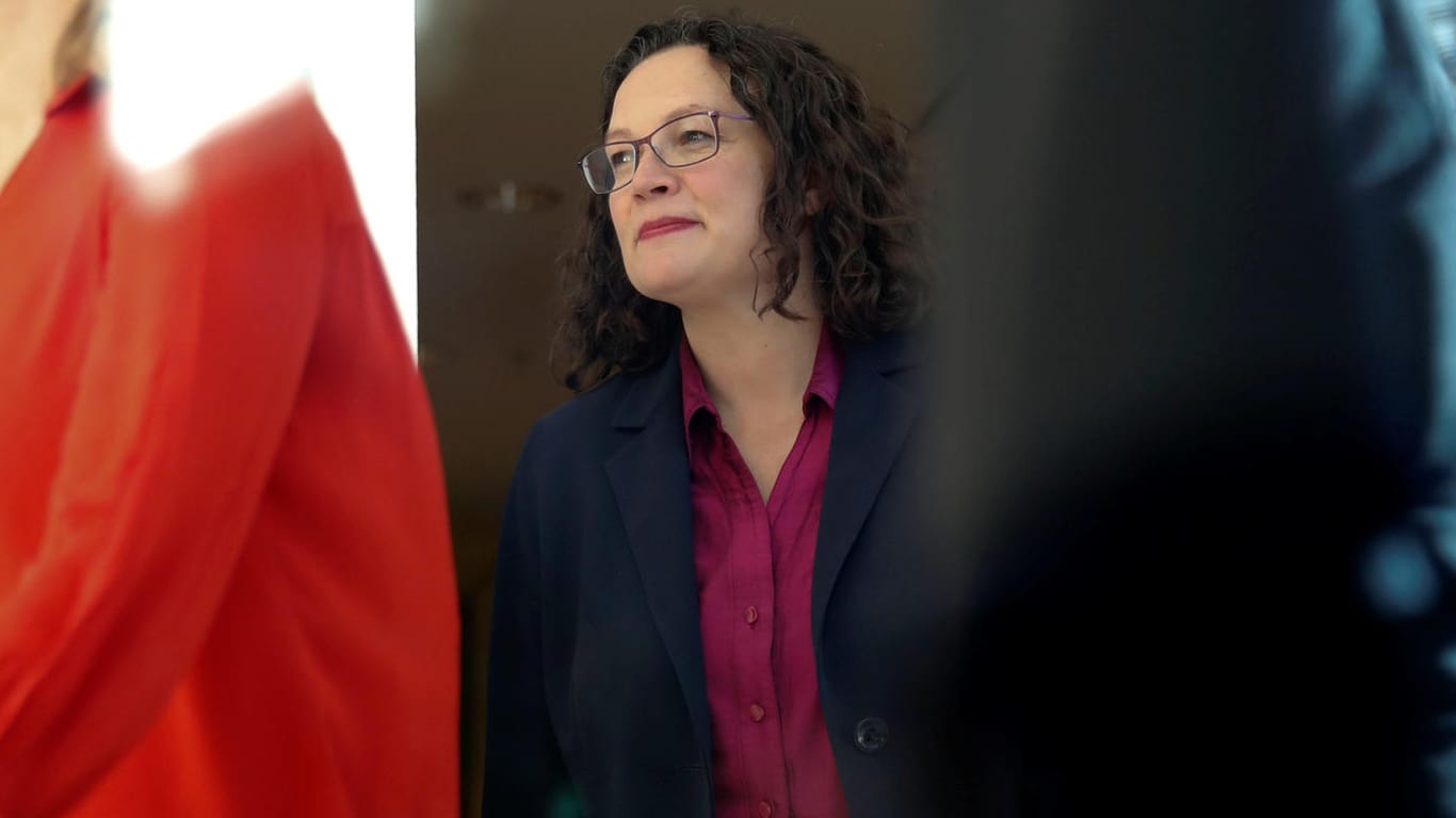 Andrea Nahles: Die SPD-Chefin verlässt die Fraktionssitzung mit einem Lächeln.