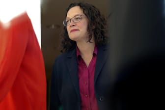 Andrea Nahles: Die SPD-Chefin verlässt die Fraktionssitzung mit einem Lächeln.
