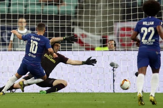 Eden Hazard (l) lässt Keeper Petr Cech keine Chance und trifft zum 4:1 für Chelsea.