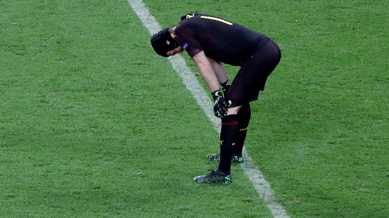 Blick auf den Boden: Torwart Petr Cech hat in Baku sein letztes Profispiel bestritten.