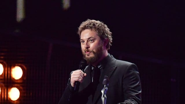 Duncan Jones nimmt 2017 bei den Brit Awards einen Preis für seinen verstorbenen Vater David Bowie entgegen.