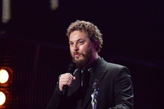 Duncan Jones nimmt 2017 bei den Brit Awards einen Preis für seinen verstorbenen Vater David Bowie entgegen.