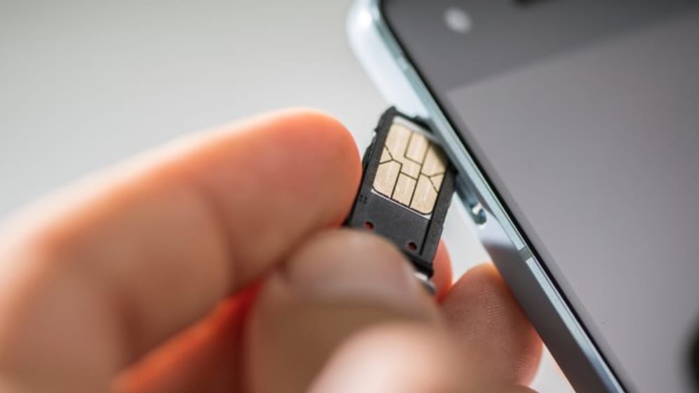 Eine SIM-Karte hat fast jeder schon einmal in ein Mobiltelefon gefummelt.