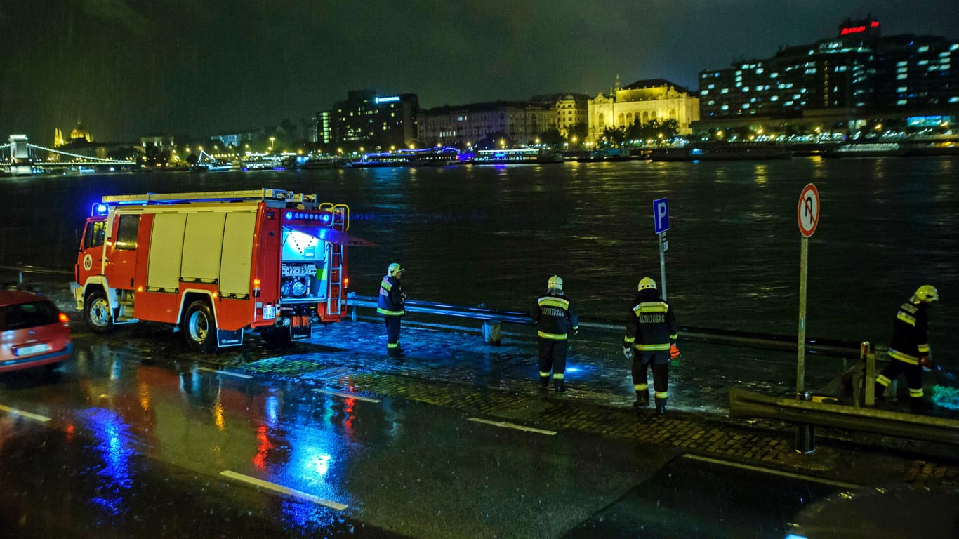 Budapest: Rettungskräfte auf der Suche nach Vermissten.