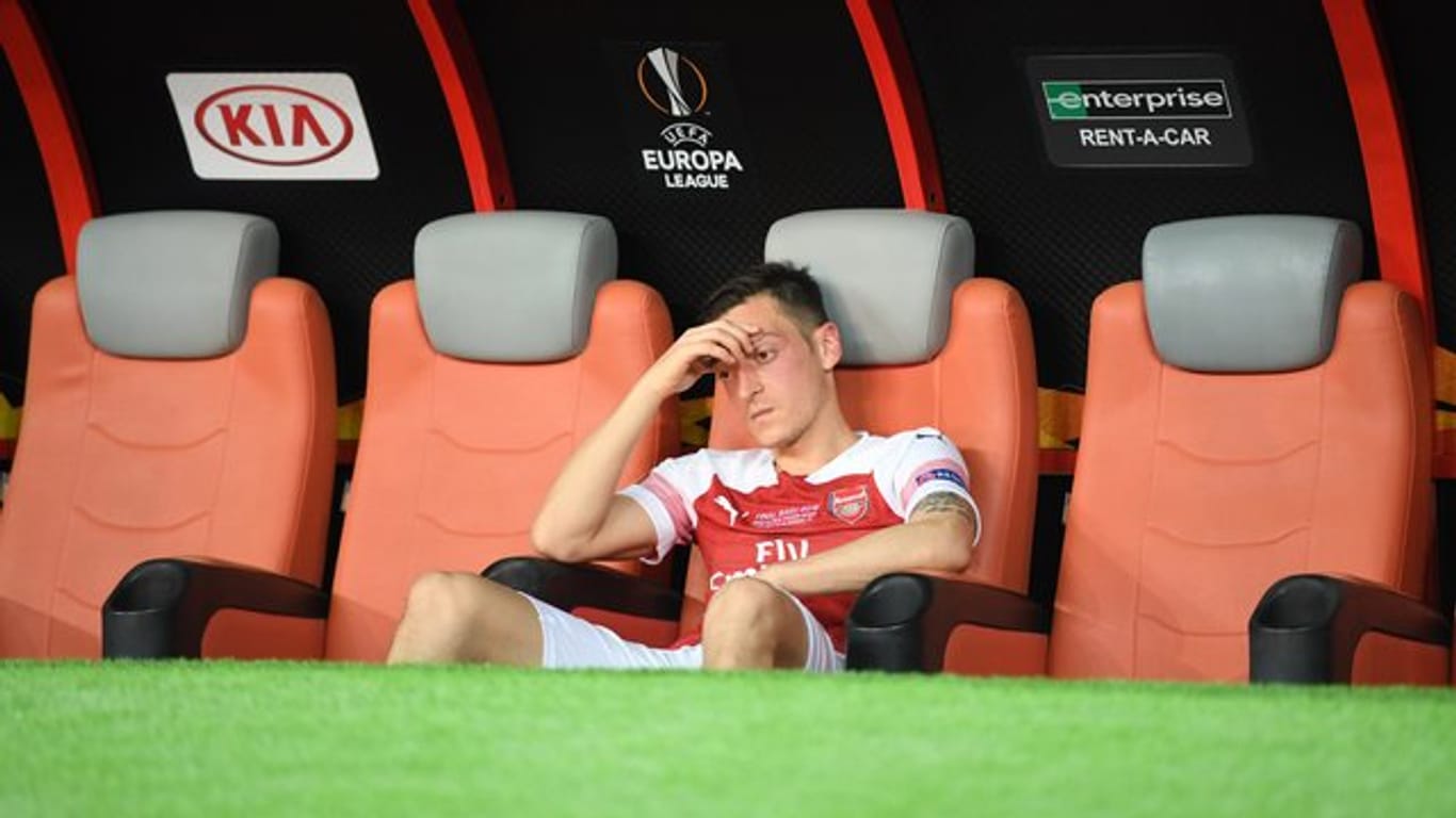 Mesut Özil sitzt nach der Niederlage geknickt auf der Bank.