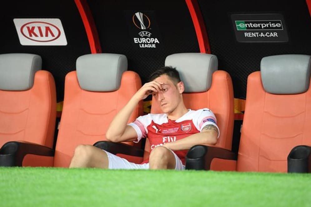 Mesut Özil sitzt nach der Niederlage geknickt auf der Bank.